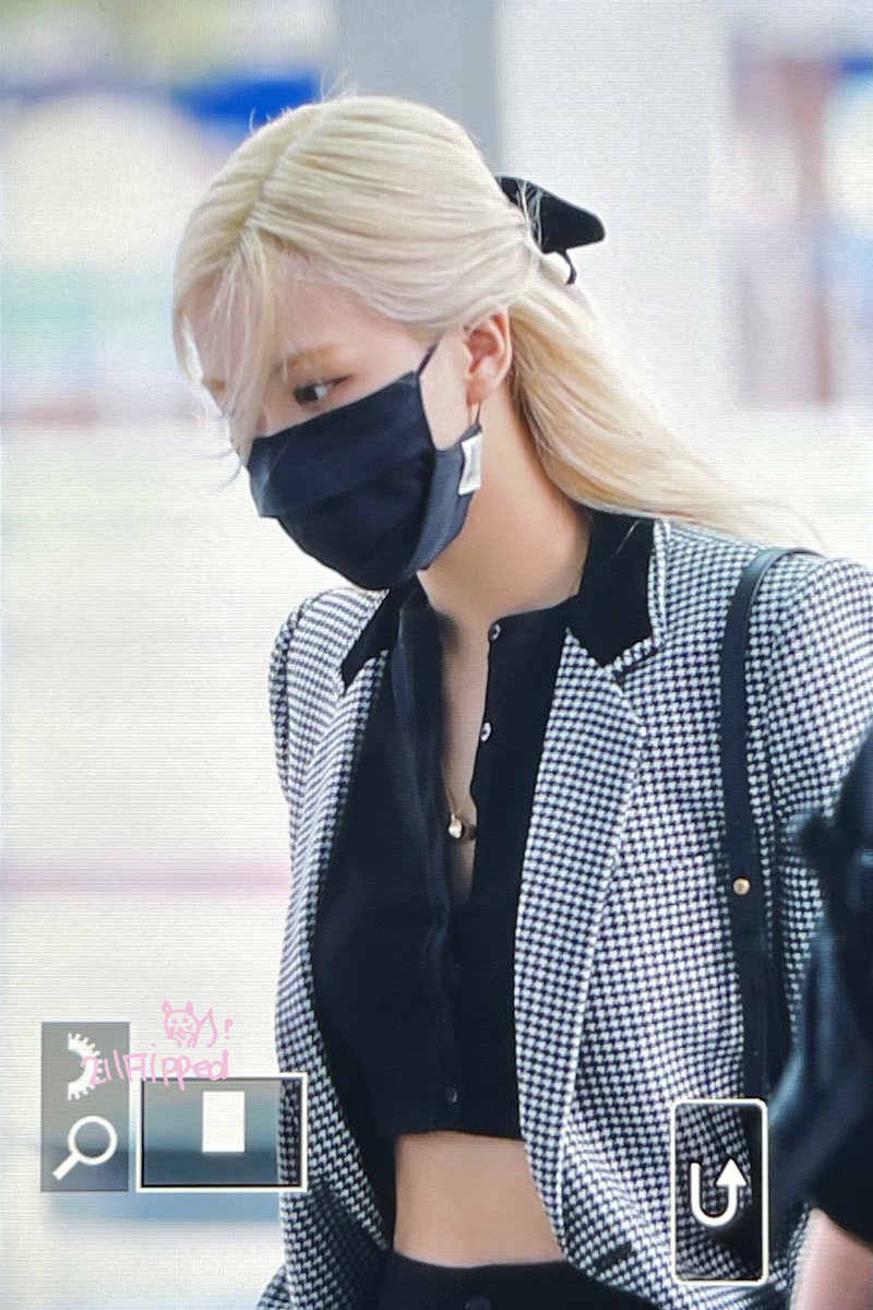 211Flipped's tweet photo. 210917 인천출국 

멋진 챙이💙

•• — — —
• — — — —
• — — — —

#로제 #ROSÉ 
#BLACKPINK #블랙핑크 https://t.co/94PyrqrmSh
