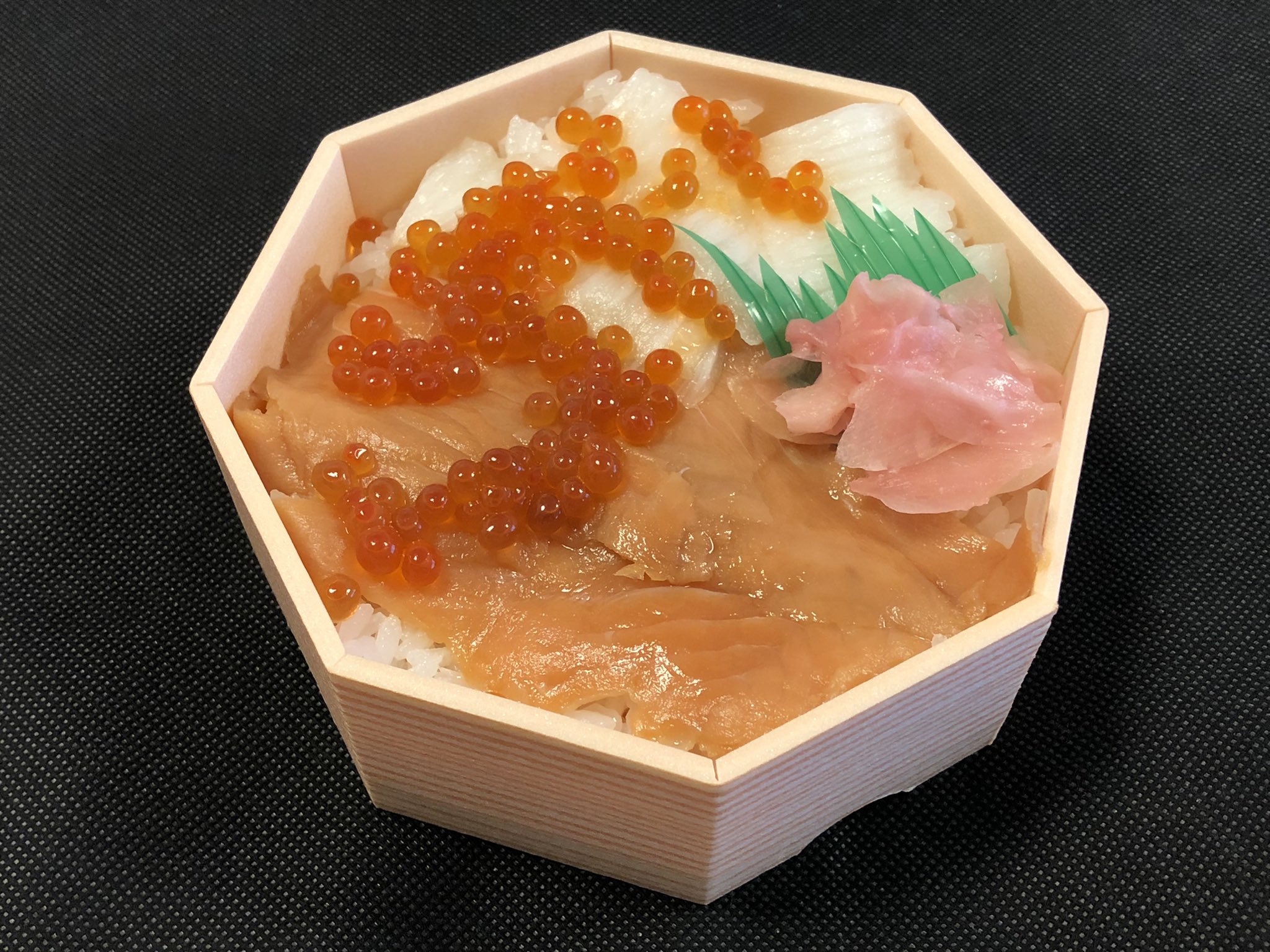 駅弁を食べたら書くブログ 仮 神尾弁当部の新作 えんがわサーモンいくら を賞味 漬焼きサーモンいくら弁当 と えんがわ押し寿司 の合作ですね T Co Jjkhyamynb Twitter