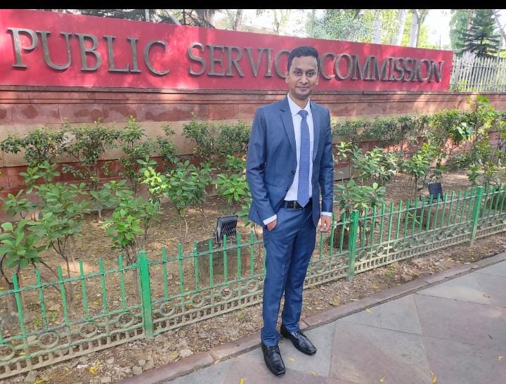 Congratulations to Dhule resident Khan Aasim Kifayat Khan for passing the prestigious UPSC exam.

- He secured 558 rank 

- Khan Aasim studied from Urdu medium