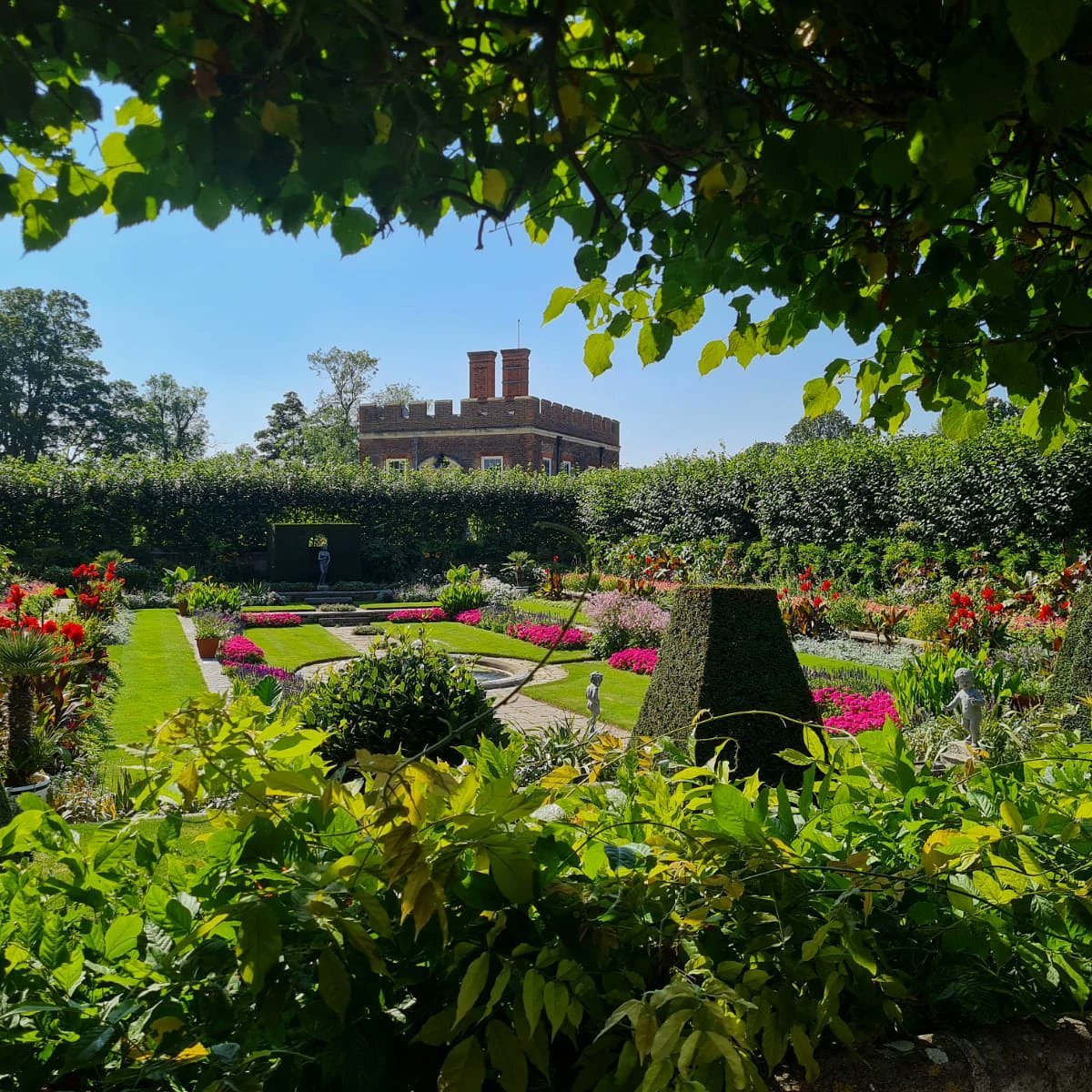 The summer peak in the Pond Garden 🤗
#traditionalgardens #englishgardens #historicgardens #gardens #gardening #flowers #nature #summergardens