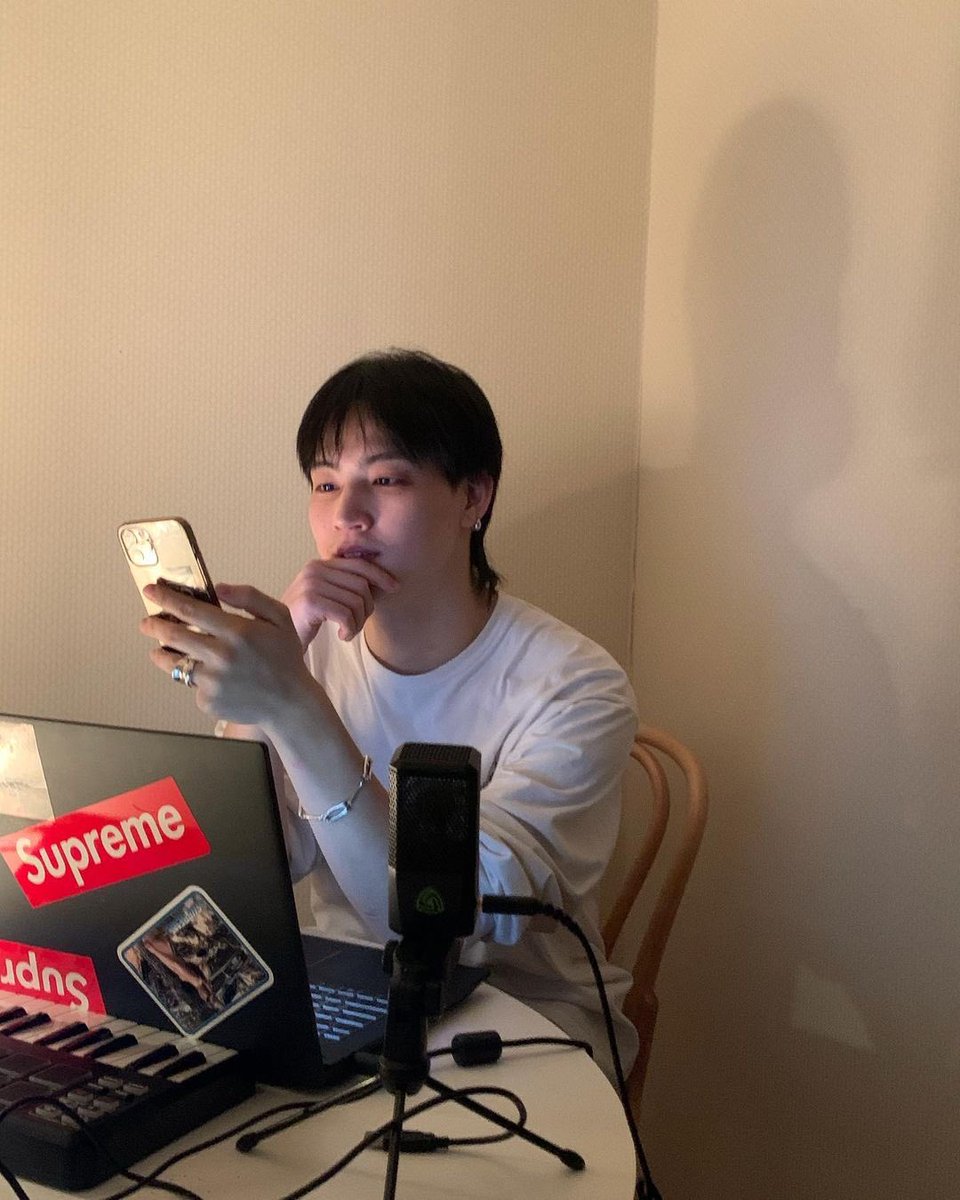 WHElNNE's tweet photo. Busy man who always on his phone. @jaybishere https://t.co/9xHQOzUfuv