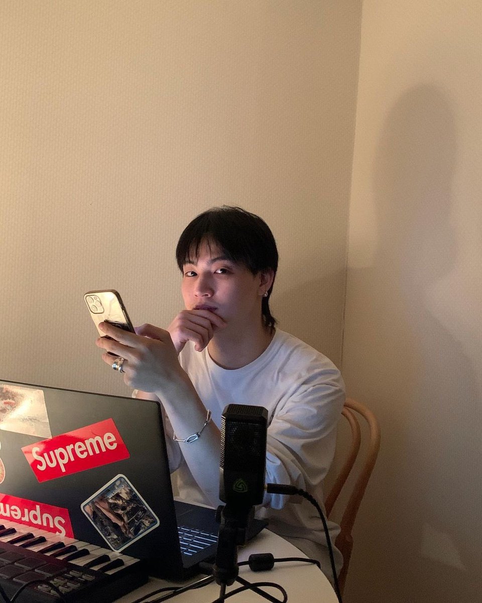 WHElNNE's tweet photo. Busy man who always on his phone. @jaybishere https://t.co/9xHQOzUfuv