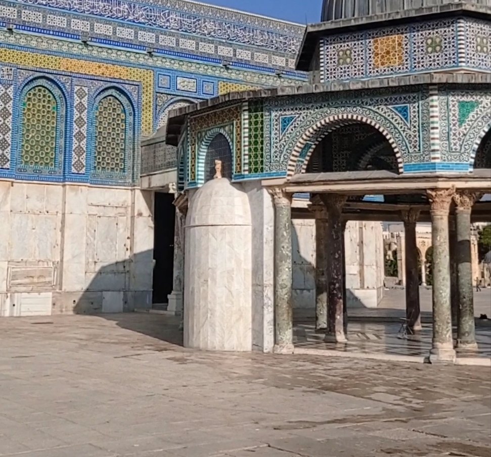 محراب ( اللون الأبيض ) تابع لقبة السلسلة التي بناها عبد الملك بن مروان بين أعوام 65هجري إلى 68هجري قبل بناء قبة الصخرة .بعتقد أنها نموذج للقبة الرئيسية
