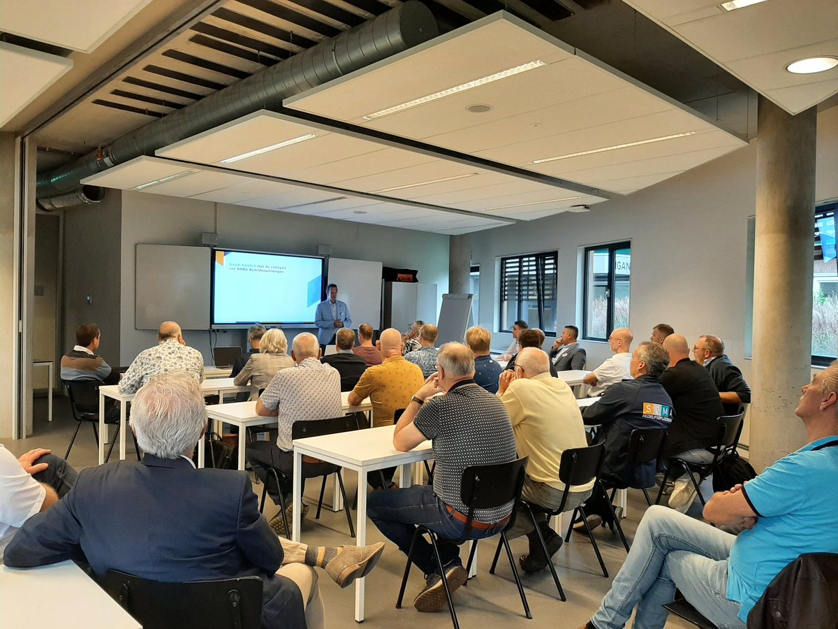 Vandaag is het een dag voor onze docenten. Wat zijn wij trots op deze grote groep met docenten. In een aantal workshops gaan onze docenten ook bezig met hun eigen ontwikkeling.