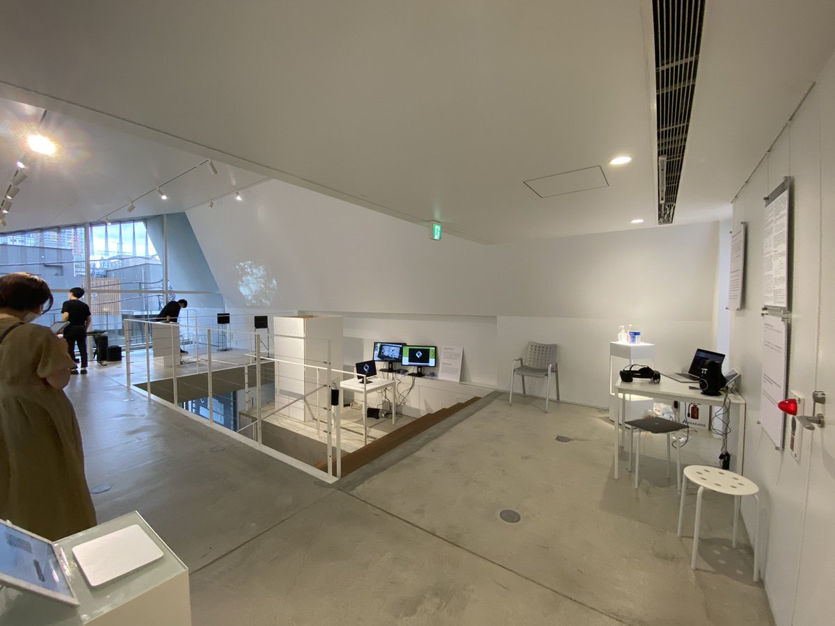 api_333's tweet image. フラッと、CCLab Exhibition 2021 -新しい生活様式に生まれた機械と人による創造の試み-の展示いってきた。
中でもTokyo Happiness Price Projectの作品は、幸福を株と捉えて売買する様子の映像に心奪われてしまった。正解のないオルタナティブな作品ばかりでとても刺激うけた✌️