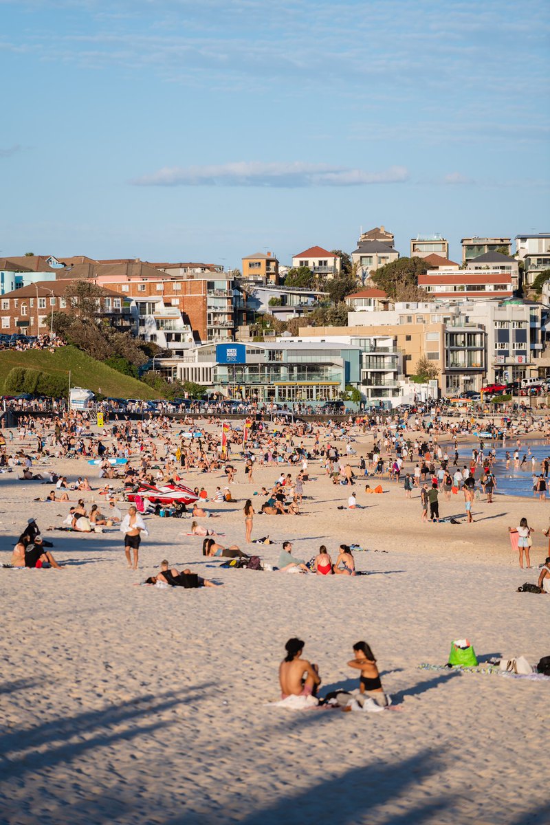 yoheishoots's tweet photo. TASTE OF SUMMER ☀️🥂 

Beautiful weather in Sydney drew out the crowds yesterday, with many gathered to enjoy a picnic 🍇🧀 and drinks 🍾 
#sydney #visitnsw #bondi https://t.co/F3WD4Fb2bV