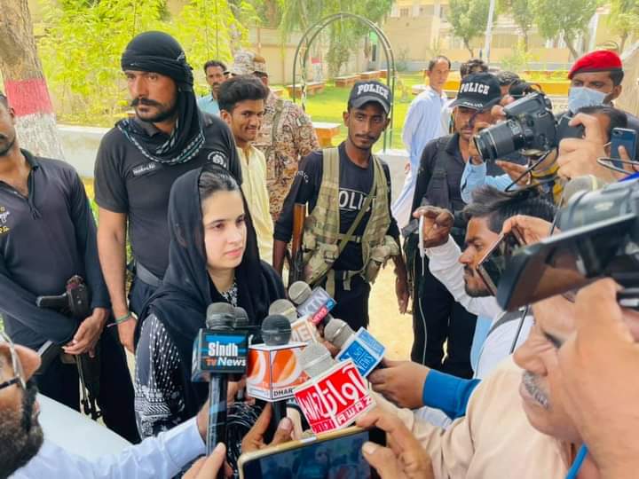 UmeRubabchandio's tweet photo. سرداروں کے وکیل صاحب کی غیر ��وجودگی کی وجہ سے کیس 9 اکتوبر تک ملتوی یہ واضح ہو چکا ہے کہ قاتل قانون سے ڈرنےلگے ہیں آنے والی سماعت میں سرداروں کی ضمانت پر دلائل سنے جائینگے۔انقلاب خون مانگتا ہے میں اپنے گھر سے دے چکی اگر اب بھی ضرورت پڑی تو میرا خون  بھی حاضر سرداری نظام نامنظور۔ https://t.co/esyNRT5K9i