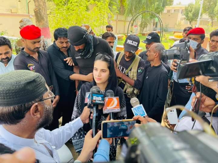 UmeRubabchandio's tweet photo. سرداروں کے وکیل صاحب کی غیر ��وجودگی کی وجہ سے کیس 9 اکتوبر تک ملتوی یہ واضح ہو چکا ہے کہ قاتل قانون سے ڈرنےلگے ہیں آنے والی سماعت میں سرداروں کی ضمانت پر دلائل سنے جائینگے۔انقلاب خون مانگتا ہے میں اپنے گھر سے دے چکی اگر اب بھی ضرورت پڑی تو میرا خون  بھی حاضر سرداری نظام نامنظور۔ https://t.co/esyNRT5K9i