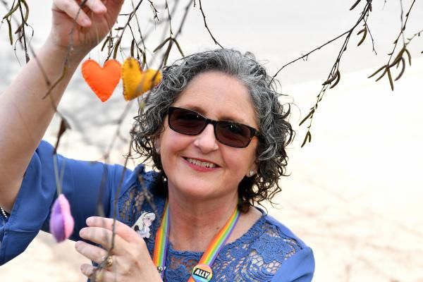 Infolass's tweet photo. One thousand handmade hearts are hanging from a tree outside Thomastown Library as a symbol of the community’s kindness via Northern Star Weekly #yprl #viclibraries #lockdownlife https://t.co/x1dnu5HJGn https://t.co/PRXmo5vU35