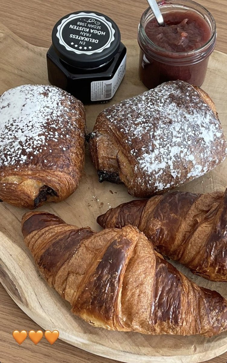 IavenderfieIds's tweet photo. the moment of peace when you wake up naturally on a saturday morning https://t.co/yTZvcZ3sKV