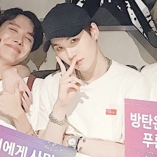 _forsuga39's tweet photo. 민윤기 볼캡 짱 https://t.co/6SW8FsIBJ9