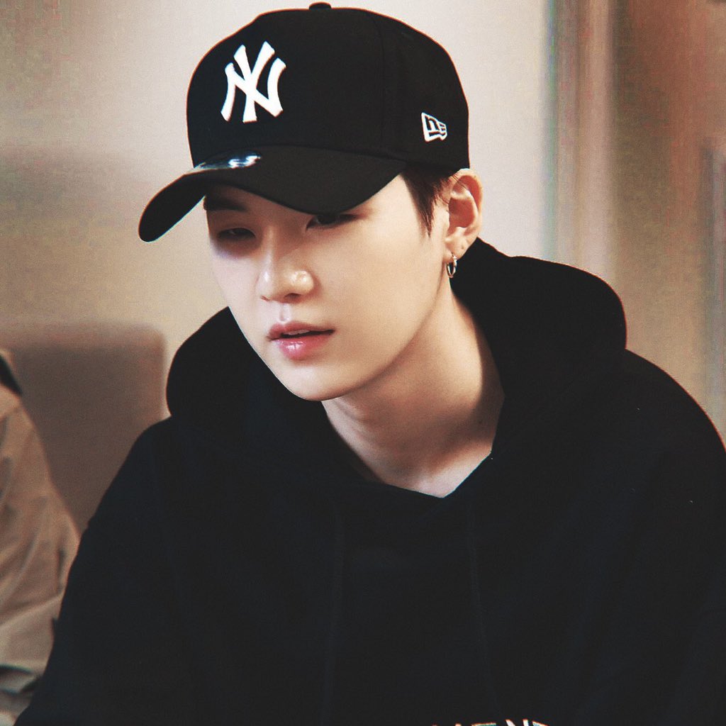 _forsuga39's tweet photo. 민윤기 볼캡 짱 https://t.co/6SW8FsIBJ9