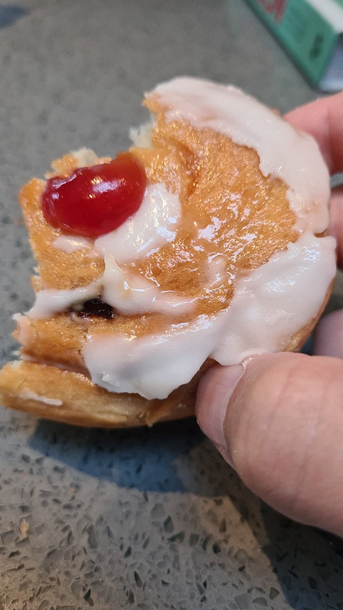 cavershamjjruns's tweet photo. Bought 8 Belgian buns. Perfectly normal. #runger https://t.co/PDag25HAaR