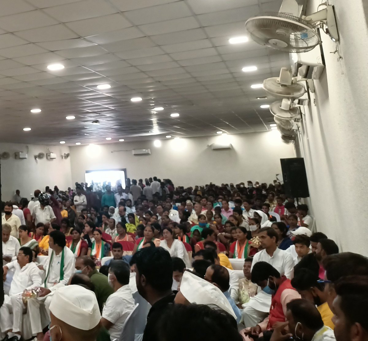 नवनियुक्त प्रदेशाध्यक्ष श्री <a href="/RajeshThakurINC/">Rajesh Thakur</a> , नवनियुक्त कार्यकारी अध्यक्षगण का धनबाद आगमन पर स्वागत की तैयारी में ब्लेसिंग हॉल तैयार।   कार्यकर्ताओं में है गजब का उत्साह।

<a href="/SinghRPN/">RPN Singh</a> @Jaleshwar_Mahat <a href="/ShahzadaAnwar3/">Shahzada Anwar</a> <a href="/BannaGupta76/">Banna Gupta</a> <a href="/Badal_Patralekh/">BADAL</a>
