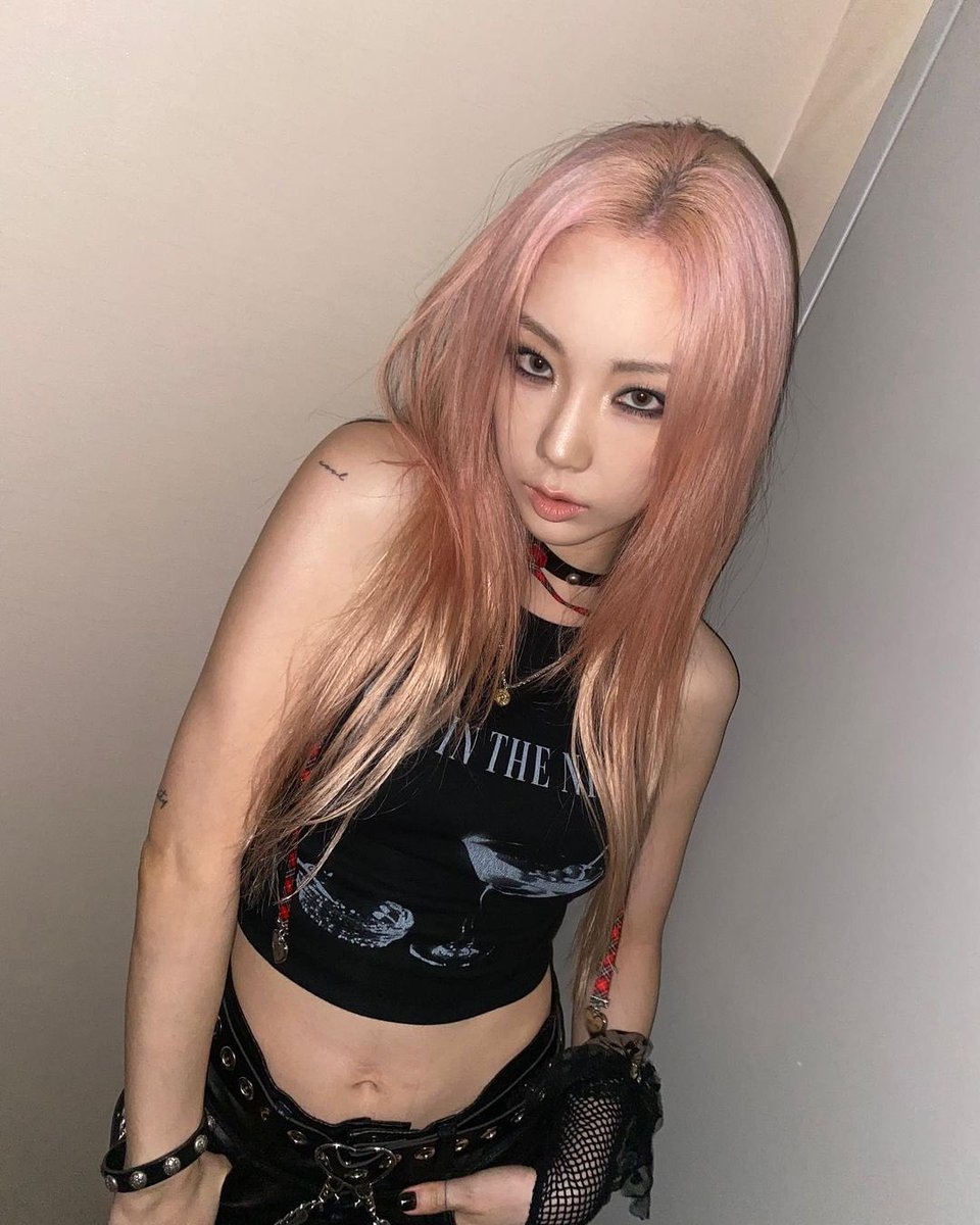 taengab's tweet photo. omg taeyeon just confirmed that her look is inspired by avril lavigne… THE SERVE https://t.co/TBIRTBeYZp