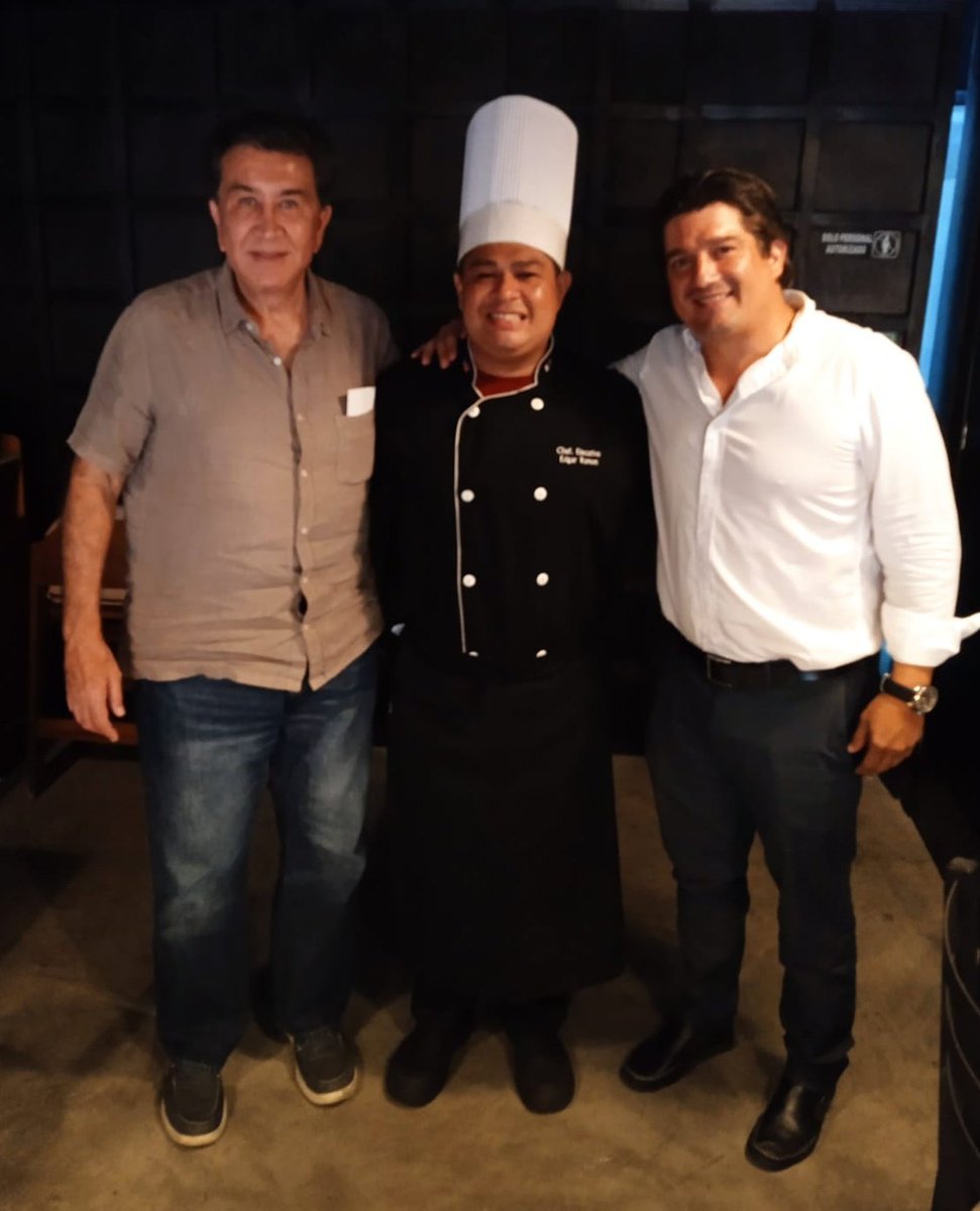 HectorYunes's tweet photo. Gracias a mi querido amigo y paisano el chef Edgar Ramón, comí la mejor comida japonesa, la misma que he disfrutado en Tokio. Un honor estar en su lista de comensales: Bush padre, Shakira, Salma Hayek y Raúl Peimbert, entre ellos. Edgar sirve en Mr. Kao de mi amigo Sergio Pazos. https://t.co/loDEScTqT5