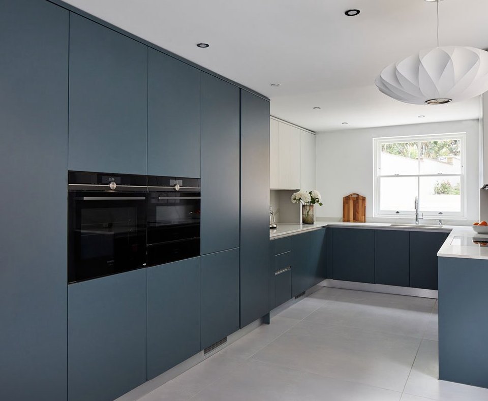 stonehamkitchen's tweet image. The Latitude collection is a unique blend of #handleless #furniture brimming with options to create a #kitchendesign which complements your taste, whether you like a cool architectural theme, or prefer more of a homely feel. Take a look at the #brochure: bit.ly/38ZCUnc