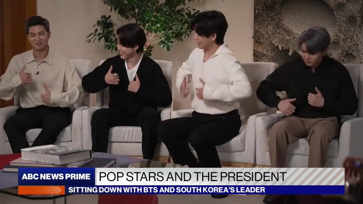 forever_Spring7's tweet photo. Le Président Moon Jae In qui est tout heureux de refaire la chorégraphie en langue des signes de Permission to dance avec Bangtan 🥲😊
#BTSonGMA #BTS 💜 https://t.co/URqfeOUv9K