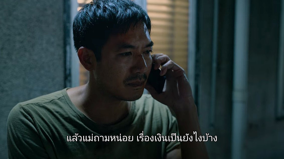 lolitascak3's tweet photo. #อยู่เมืองนี้อย่ารู้เยอะ เปิดเรื่องมาก็จุกแล้ว คือพระเอกเพิ่งเจอเรื่องห่าเหวอะไรต่างๆไป เลยโทรหาคนที่บ้าน อย่างแรกที่โดนถามก็คือถามหาเรื่องเงินแล้วอะ สะท้อนสังคมไทยเป็นเรื่องแรกเลยมั้งไอ้ความกตัญญูเนี่ย คนที่บ้านก็ดูรักพระเอกแหละ แต่ไอ้เรื่องสวัสดิการแบบพึ่งตัวเองนี่แหละที่ไทยสุด https://t.co/tqd72YQF5o