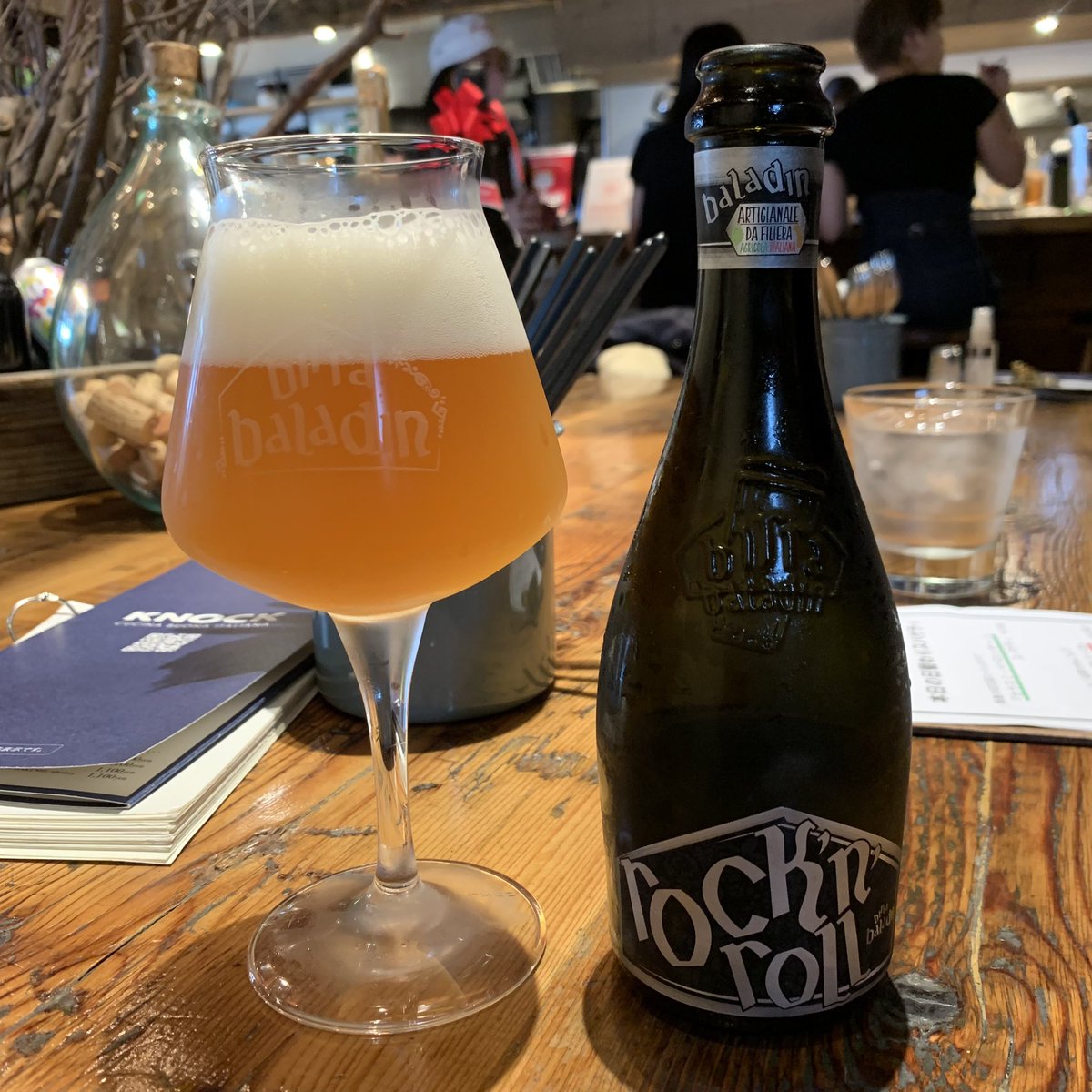 time_to_beer_'s tweet photo. #257〜258
イタリアNo1クラフトビールを堪能♪

ロックンロールはラガー寄りな爽快感あるペールエール。
イザックもあっさりベルジャンホワイト。 https://t.co/6nf3UFneMa
