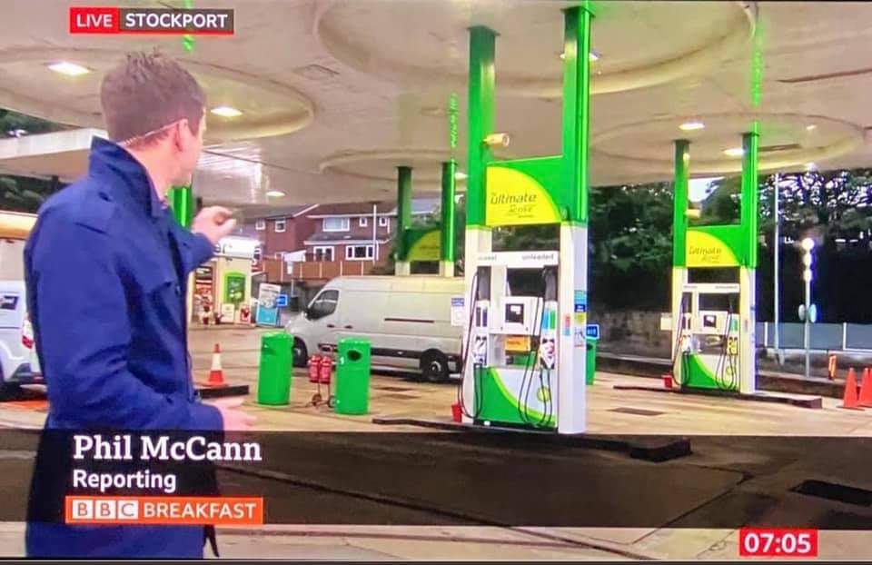 If there's one person you need to report on the fuel shortage, this is your man.  Well done <a href="/BBCNews/">BBC News (UK)</a> 👏🏽