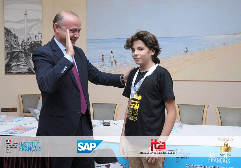 AfricaCodeWeek's tweet photo. #Tunisia 🇹🇳 The Scratchium International event was the occasion for @SAP representative Chedly Hamza to present its medal 🏅 to Ahmed Antit who was in the continental top 10 of last year's #AfriCANCodeChallenge 🏆
#AfricaCodeWeek #ACCChallenge #ACW2021 @Hicham_Iraqi https://t.co/RIh2Xt9sDA