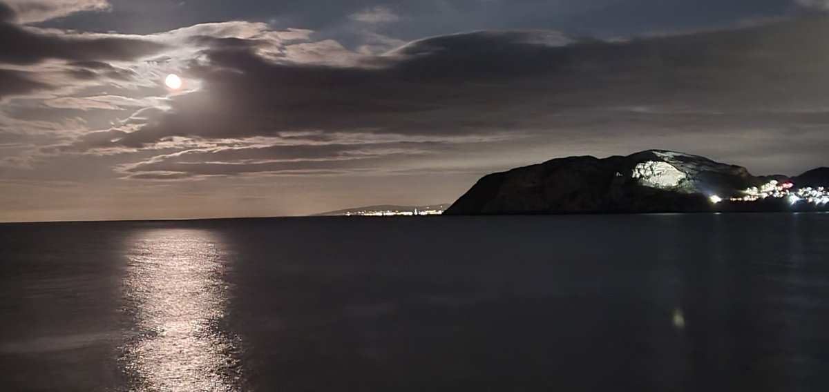 BorderLunar's tweet photo. Not so colourful, but here I am shining down on @BorderCymru!

😍😎

So beautiful. And so modest with it.

#MoonLovers #Moon https://t.co/yg7qUIUhop