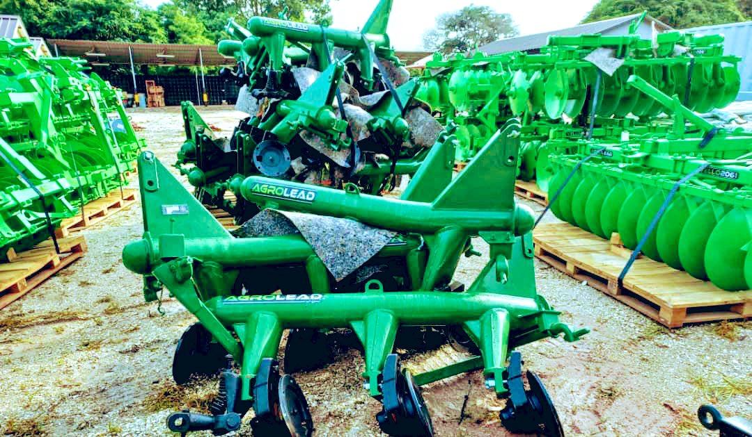 UNDP_TheGambia's tweet photo. The 🇬🇲Programme for Accelerated Community Development #PACD provides post harvest &amp; equipment 🚜 38 districts in WCR, LRR, NBR, CRR &amp; URR.
It supports rural farmers, especially women in reducing post harvest losses &amp; add value to agricultural production. 
#BuildindForwardBetter https://t.co/LDNmMC1tdJ