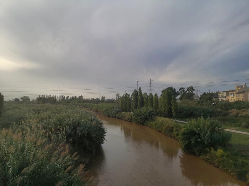 meteoecovisual's tweet photo. Buenos días. Sol amortecido por la presencia de #cirroestratos, y algún #altocúmulo #flocus esta mañana de sábado desde #SantBoi.
#santboidellobregat 
#BaixLlobregat
#meteocat
#meteofoto #meteofotos
#Cielos #nube #nubes #meteo #meteorología #weather #clouds   #sky https://t.co/RybJcIXDhW