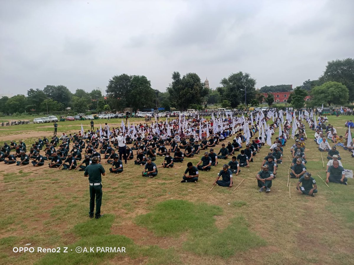 Nilpesh_RA1's tweet photo. *23 सितंबर...* 
 *भीम संकल्प दिवस, वडोदरा...* 

 *23 सितंबर, 2021 को भीम संकल्प दिवस महोत्सव क��� उपलक्ष्य में स्वयम् सैनिक दल के द्वारा महासभा, महासलामी और महा रैली का आयोजन किया गया था जिसमें मूलनिवासी बहुजन समाज के सैकड़ों लोगों ने भाग लिया था...
स्वयम् सैनिक दल... https://t.co/lRlS9VGJWT