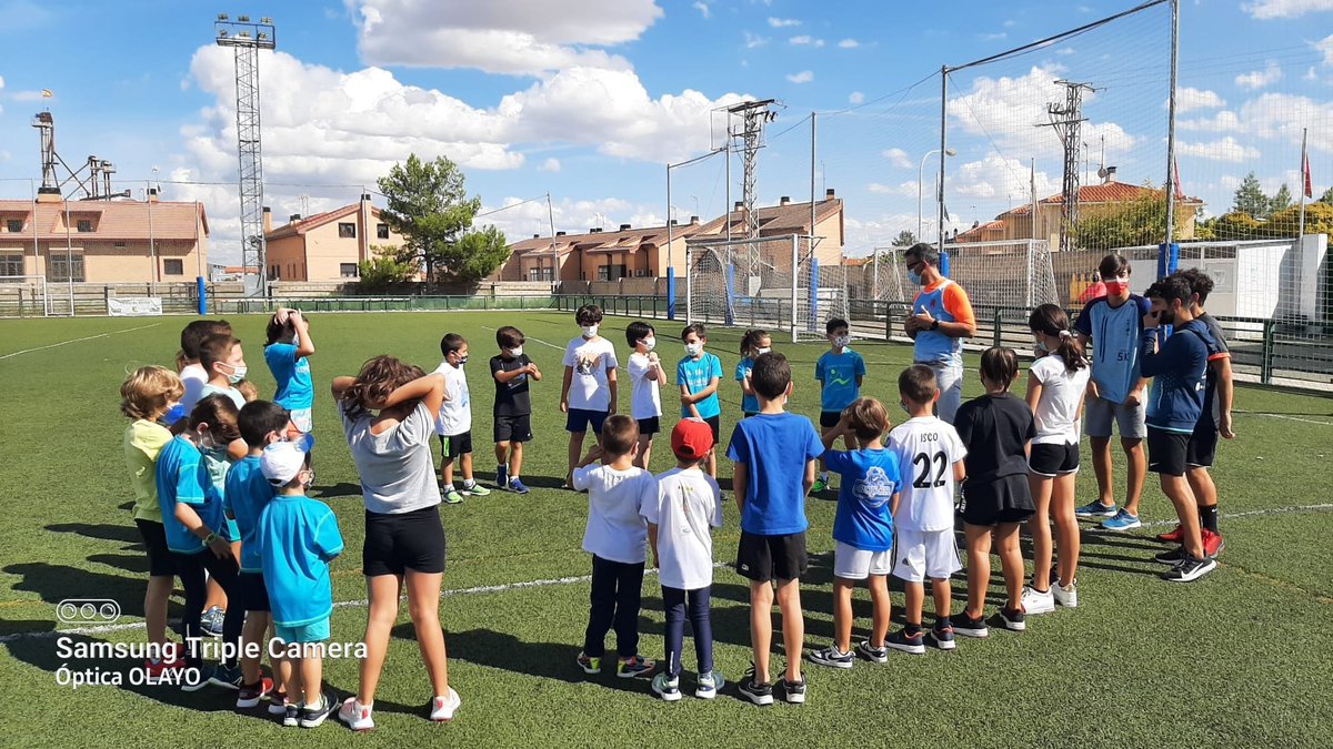El pasado lunes, 22 de septiembre, arrancó la séptima temporada de la Escuela de Atletismo Running Villarejo. Ha tenido una gran acogida y Juan A. Olayo y su equipo, van a seguir apostando por los jovenes  y todo desde el más puro altruismo.