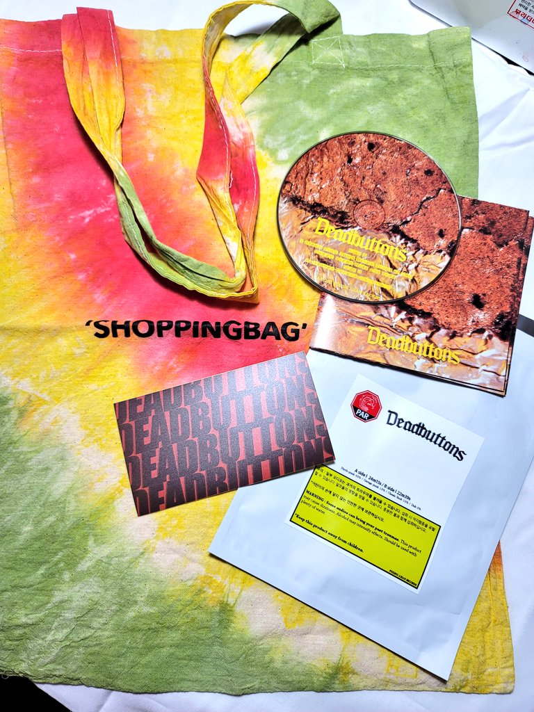 펀딩한 데드버튼즈 앨범 도착!!!! @deadbuttons 이벤트 당첨으로 선물받은 수제 타이다이 에코백(무려 제가 고른 색상으로 만들어주신😭)도 잘 받았어요 너무 예뻐요 흐헝...잘 들고다닐게요ㅎㅎ!!!