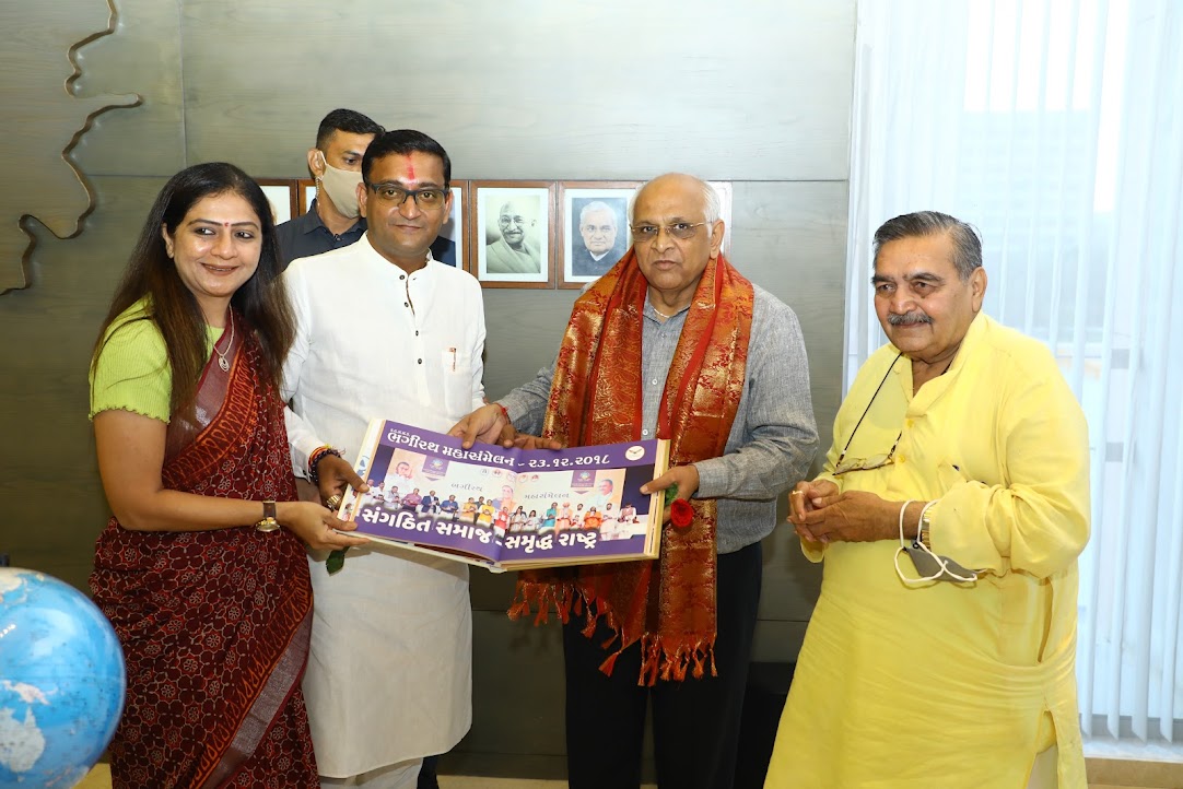 Bharat__Tank's tweet photo. #Heartfelt_Gesture of #Gratitude #Congratulating The New Chief_ Minister of Gujarat State Shri @Bhupendrapbjp ji
#Proud_ Moments Presenting The
"#નમસ્તે_ગુજરાત_ભગીરથ_વિચાર"
#Coffee_Table_Book Published by Sunshine_Global_Foundation
#Innovating_India_Inspiring_World. https://t.co/rh38sHTsBr