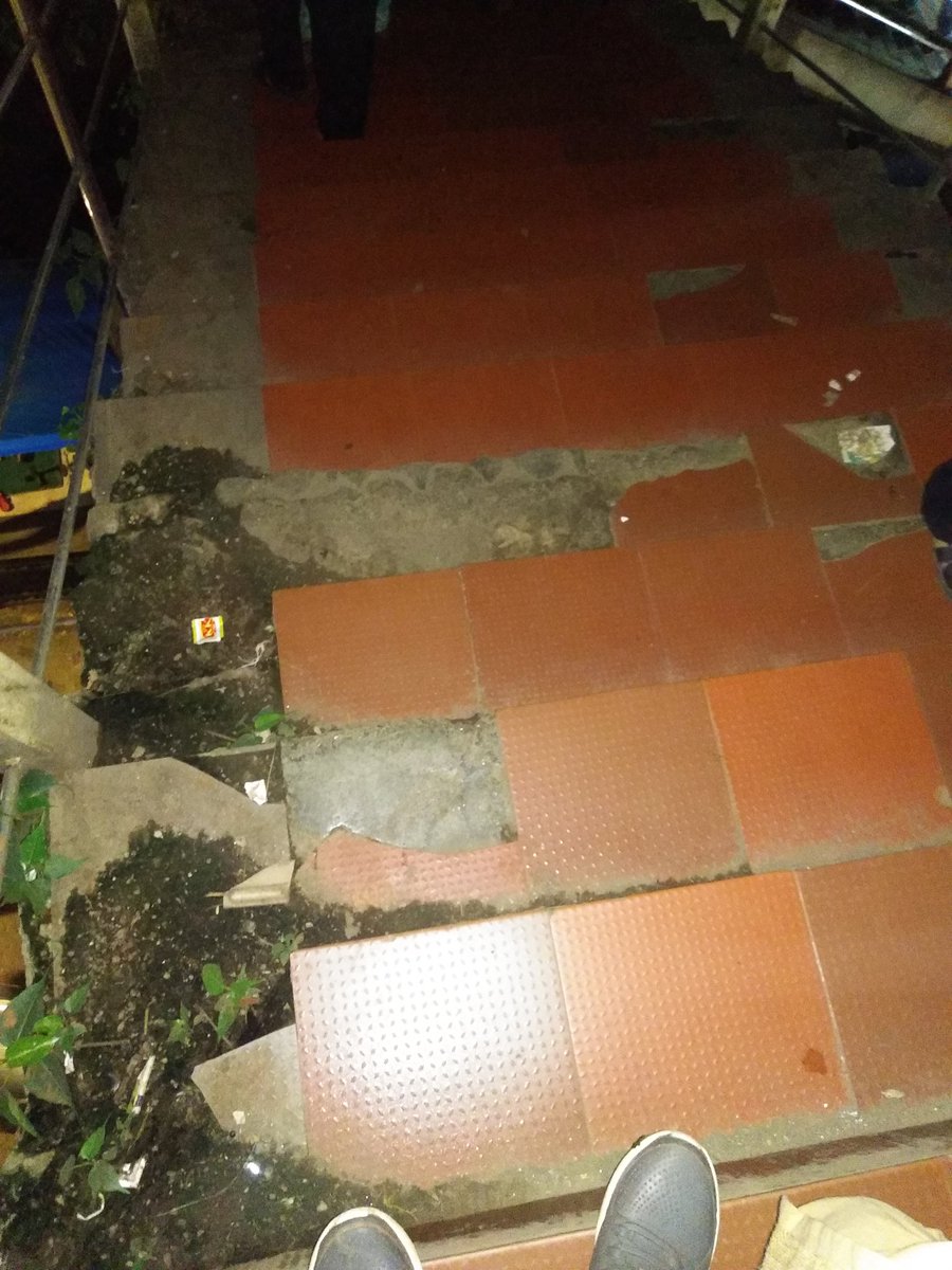 keshavgupta15's tweet photo. Very poor condition of skywalk with no lights many people are getting injured everyday. Borivali West station skywalk. @mybmc @mayor_mumbai @mybmcWardRC https://t.co/RQOTU7wB1T