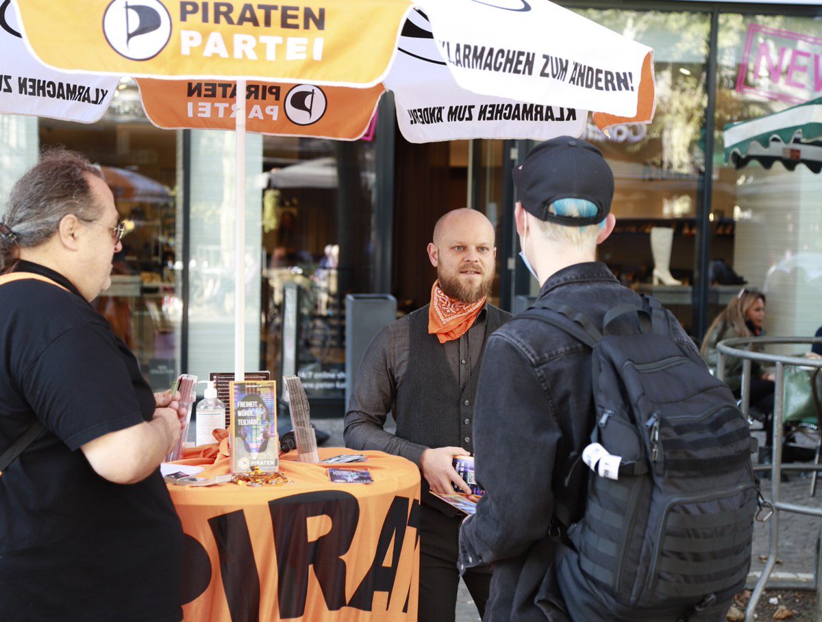 Foto vom Piratenstand mit Aljoscha, K-nut und Interessierten