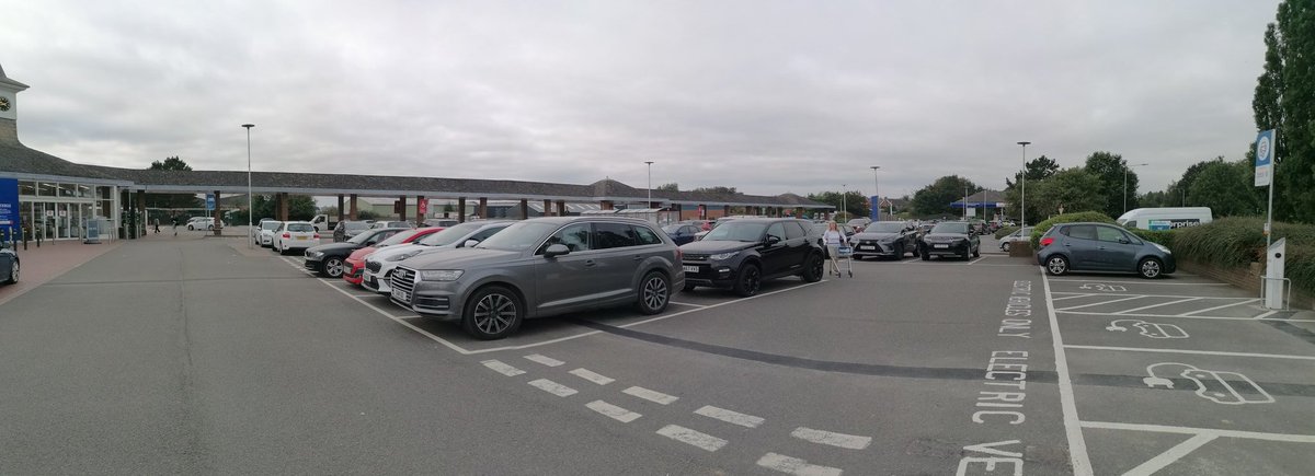 LockTempest's tweet image. Apparently the UK has a #fuelshortage. How short can they be if they&apos;ve had this kind of queue since 6 this morning and it&apos;s almost 10 now?