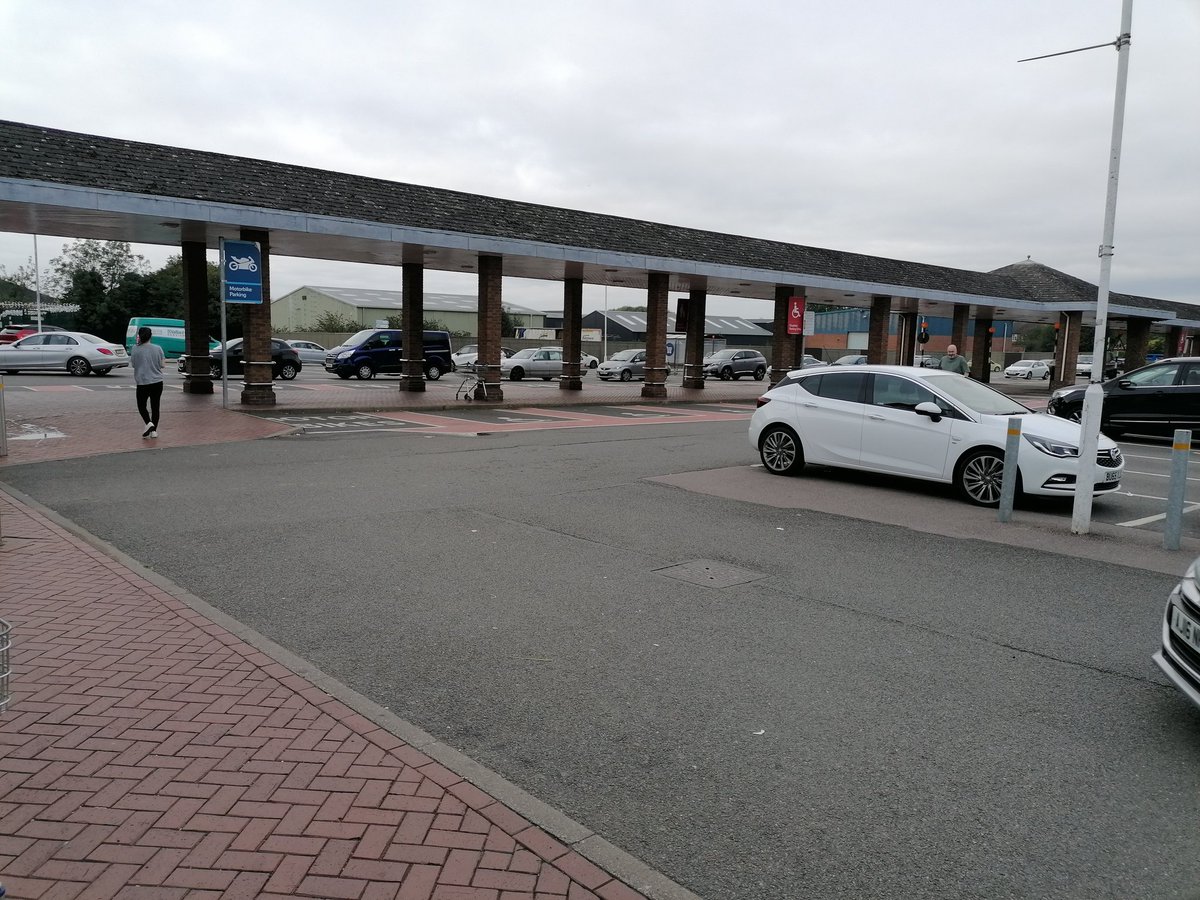 LockTempest's tweet image. Apparently the UK has a #fuelshortage. How short can they be if they&apos;ve had this kind of queue since 6 this morning and it&apos;s almost 10 now?