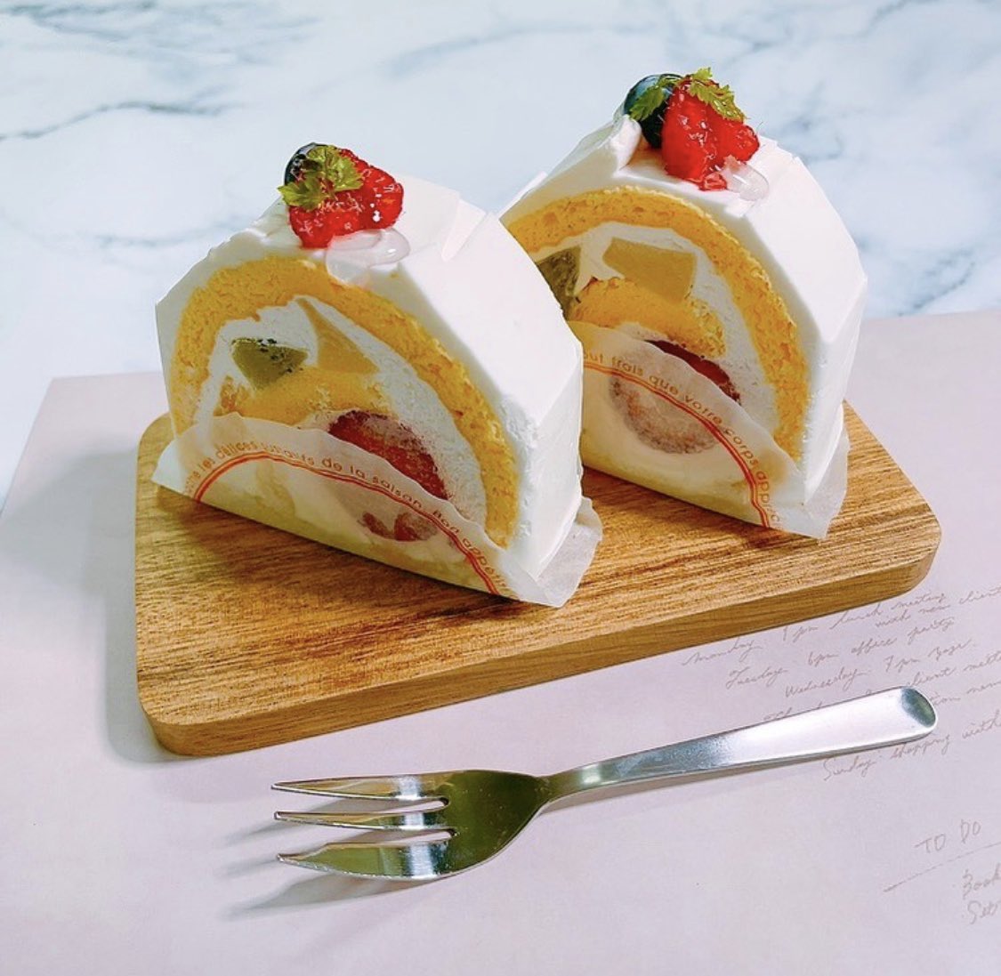 Cake To Go フルーツロールケーキ 430 大人気の定番商品です フルーツを沢山巻いたフルーツロール 季節によって果物が変動します ヨーグルト風味のクリームを使用しているので 生クリームが苦手な方にもオススメです 東京 芝公園 Cake To Go フルーツロールケーキ 430 大人気の定番商品です フルーツを沢山巻いたフルーツロール 季節によって果物が変動します ヨーグルト風味のクリームを使用しているので 生クリームが苦手な方にもオススメです 東京 芝公園