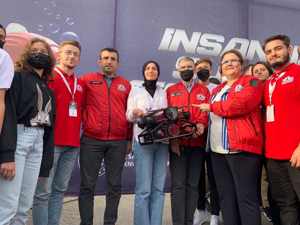 Hayalimiz Türkiye ve bu bir bayrak yarışı.🇹🇷

Bayrağı taşıyanlardan <a href="/Selcuk/">Selçuk Bayraktar</a> abisiyle tanışan kızımız Ayşenur da o hayalin peşinde bütün hızıyla konuşuyor. 🏃‍♀️🤩

#TEKNOFEST2021