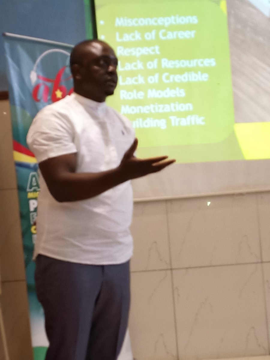 matango_club's tweet photo. 👉🏿Comment écrire pour le web dans un contexte de crise ?
👉🏿 Atelier de formation en écriture web organisé par @UEauCameroun et @BloggersCM
👉🏿 Desmond exhorte les blogueurs à prendre conscience de l'importance de leur rôle dans la blogosphère.
#UEmeetsABC
#UE https://t.co/0mxLCP3WQJ