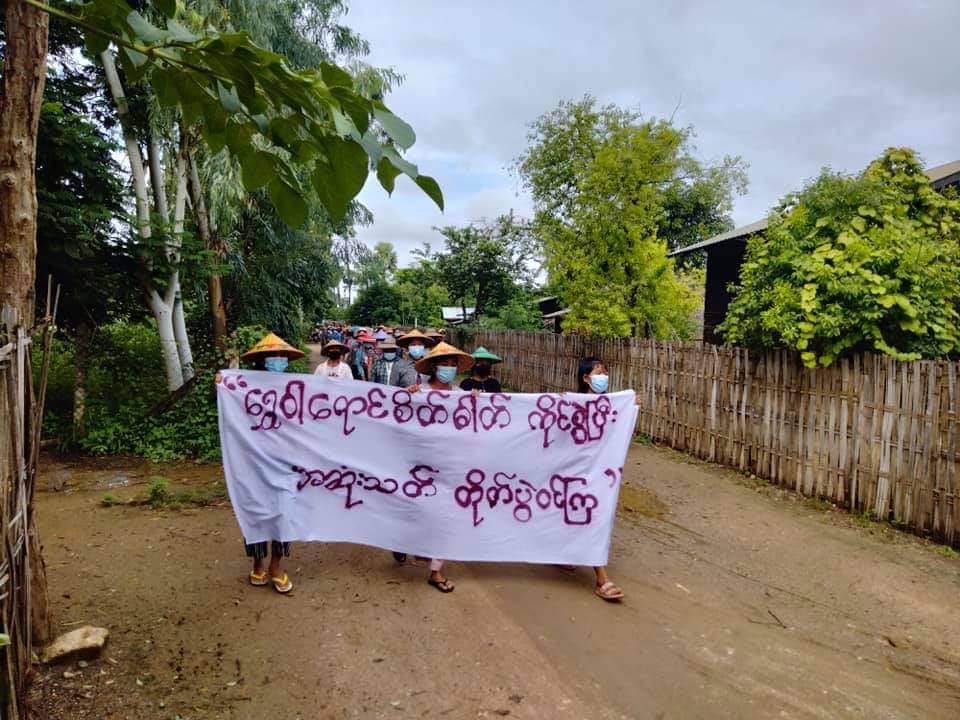 Residents in the eastern part of #Yinmarpin &amp; the northern part of #Salingyi,#Sagaing Region joined 3Fingers sign to against the dictator on the 14th anniversary of the Saffron Revolution. #Total_StopSponsoringSAC #Sep25Coup #WhatsHappeningInMyanmar
