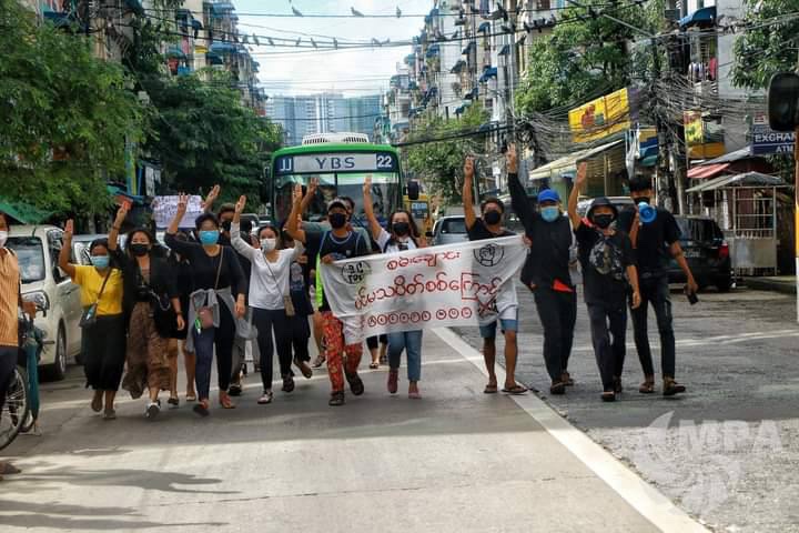 Youths from Sanchaung Main Strike staged an anti-military marching protest in somewhere Yangon on this morning. #Total_StopSponsoringSAC  #Sep25Coup  #WhatsHappeningInMyanmar