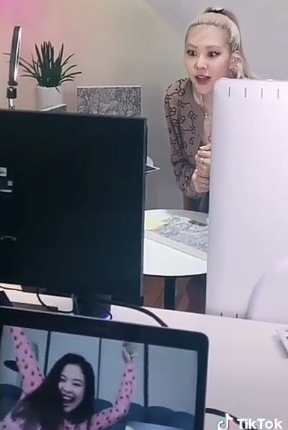 Jennie'nin Rosé'ye olan desteğini asla sorgulamayin. R erada rosé icin aktif olup surekli storyler atan tek kisi Jennie'ydi, birileri o aralar olu taklidi yapiyordu.