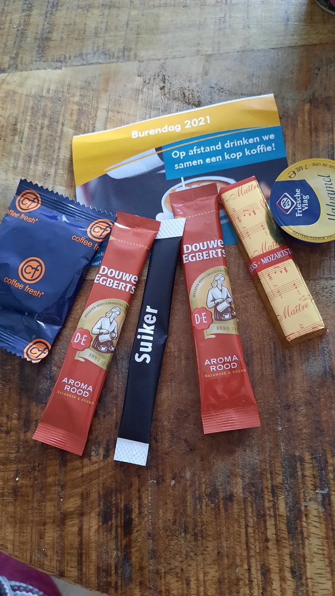 ReinoWeelink's tweet image. Op afstand koffiedrinken met de buren van Azora Debbeshoek #burendag #perpost Wat een mooi gebaar. Wij hopen jullie weer snel te ontmoeten en samen koffie te drinken in het Grand Café. Groetjes van de buurtjes van #deBongerd