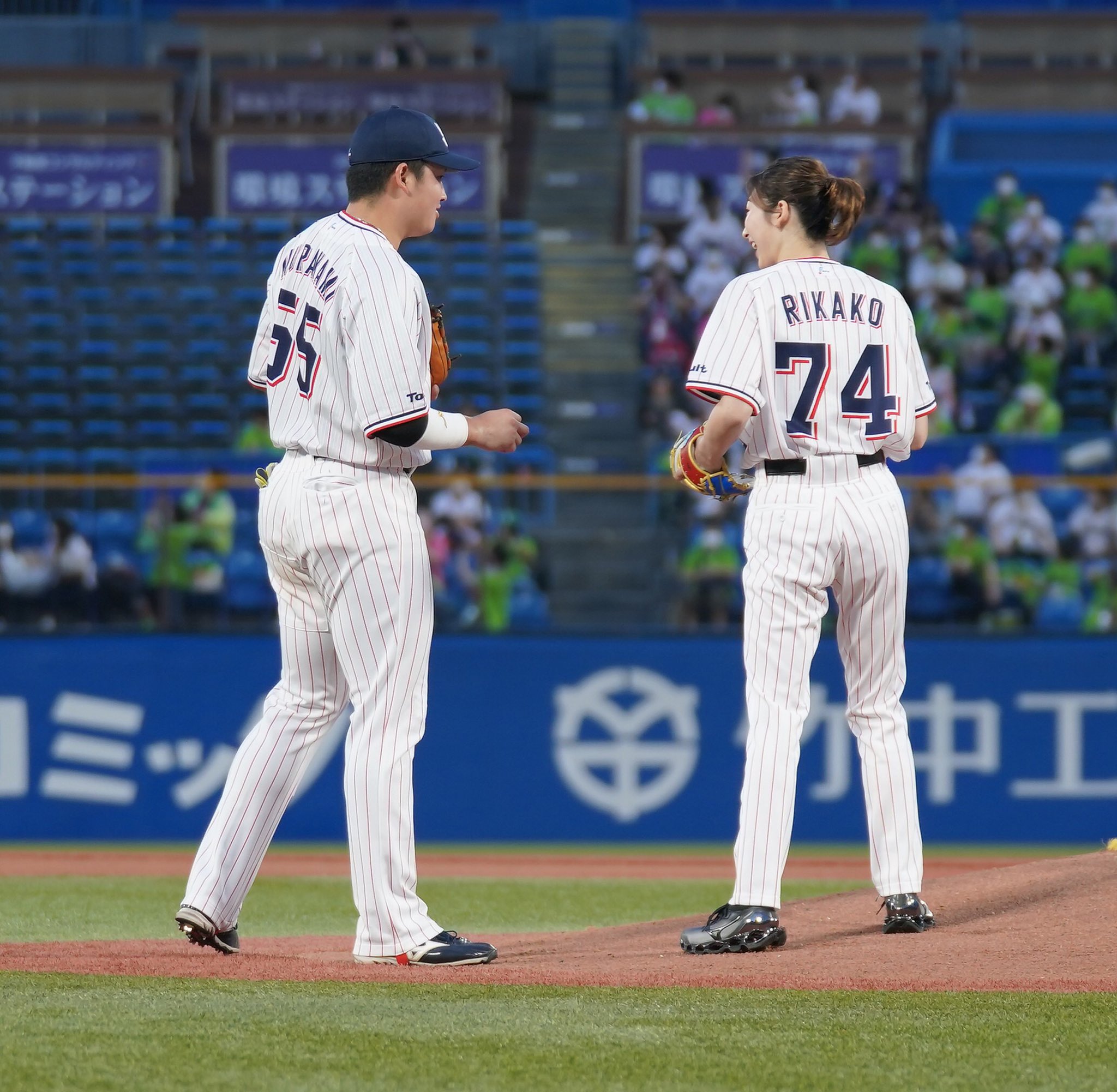 東京ヤクルトスワローズ公式 本日はヤクルトマンナイター 池江璃花子選手に始球式を務めていただきました 見事ノーバウンド投球 ナイスピッチング Swallows ヤクルトマンナイター 池江璃花子 T Co 9gthfyfmm6 Twitter