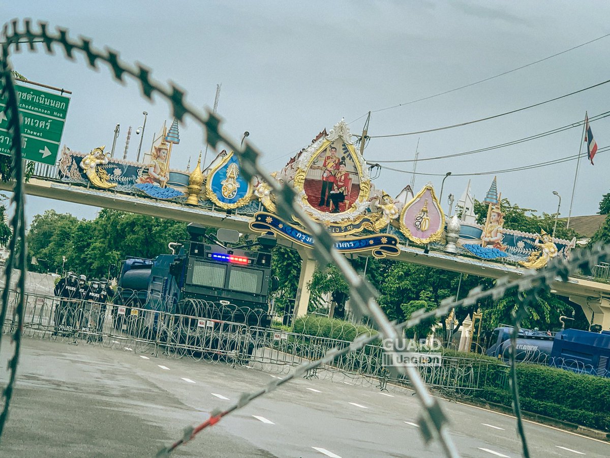plodaek's tweet photo. บริเวณแยกนางเลิ้ง-ทำเนียบ
.
จีโน่ 2 คัน พร้อมรถน้ำสำรอง 2 คัน
แนวลวดหนาม 2 ชั้น
หมาจำนวนหนึ่งอยู่ใต้สะพานลอย
บนสะพานลอยแน่นเอี้ยด
.
#ม็อบ25กันยา https://t.co/N1voadjrlQ