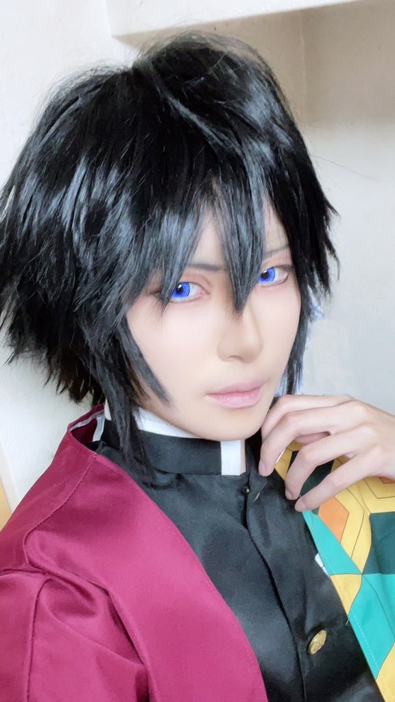 今日鬼滅の映画やるし、買ってから全然セットしてなかったウィッグを作って宅コスしてみたけどメイクが迷子だしウィッグも若干失敗した……