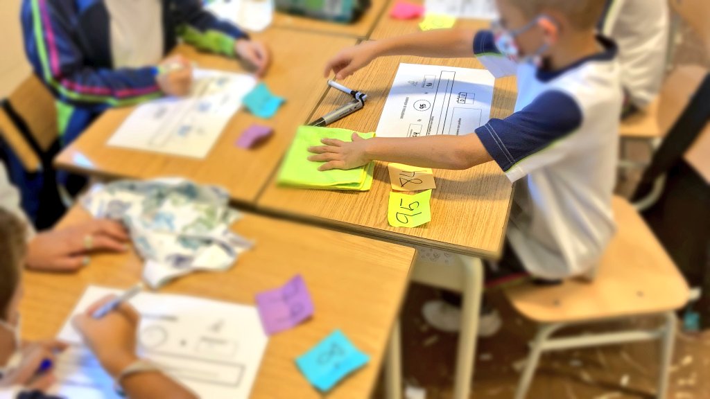 fecmips's tweet photo. El ritmo de clase se va cogiendo poco a poco.
Con calma.
Detrás del 1, el 2.
Hablando de orden...los chicos y chicas de #segundoEP esta semana han trabajado el #OrdenNumérico, las series y las descomposiciones de números.
¡sin parar de trabajar!
#emat #Mates @colegiosfec https://t.co/2mwpNZXDEe