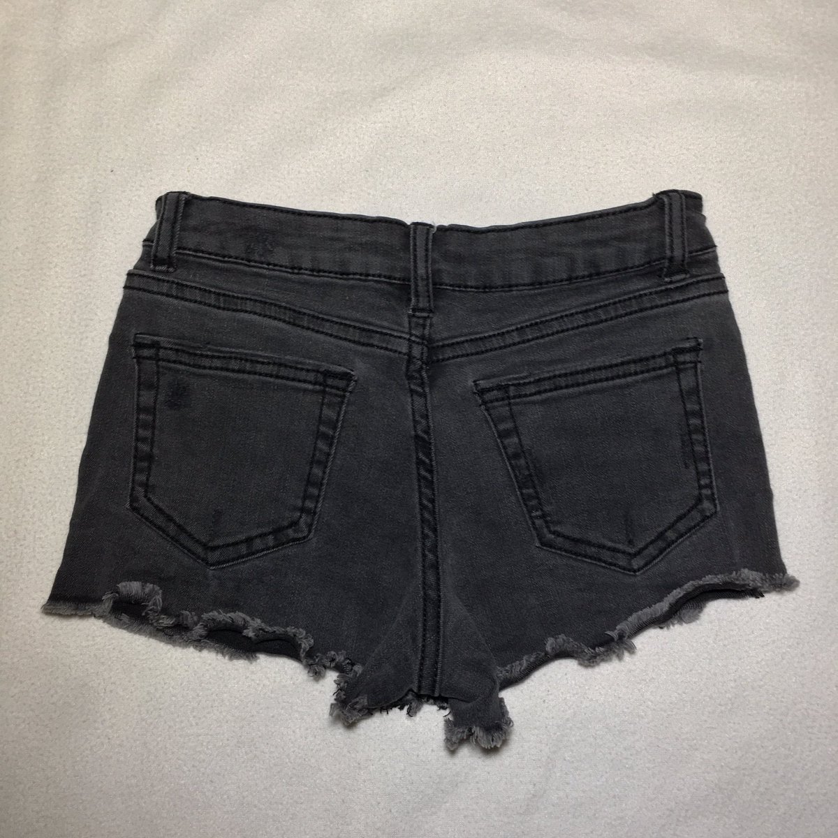 Black Denim Short (stretchable)

Waist: 27inches 
Length: 9inches

💰150php MINE
💰200php GRAB

• First to comment 'MINE' basis 'GRAB' comments are priority‼️
• Send a screenshot of chosen item with your order form.

#prelovedbyrox 
#preloveditems
#prelovedph 
#denim 
#short