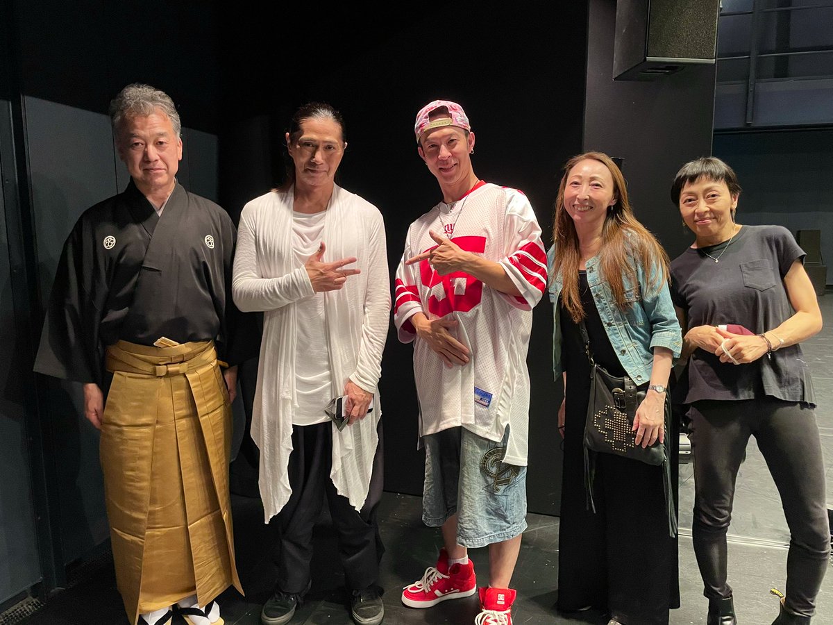noringodancer's tweet photo. 先日審査員でご一緒させていただいたSAMさんの舞台公演 #エリア50代 を拝見させていただきました。佐野先生の唄とSAMさんのストリートダンスと能のコラボが斬新だった‼️
近藤良平さんと小林十市さんは「本当に50代？」って思うくらい身体能力が高くて凄かったです。

ダンスの極意は断捨離なのですね。 https://t.co/VYz2Phn34q